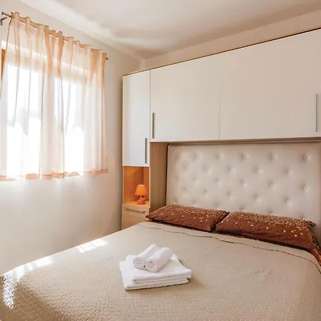 Ferienhaus Beautiful Home In Zminj With Kitchen Žminj