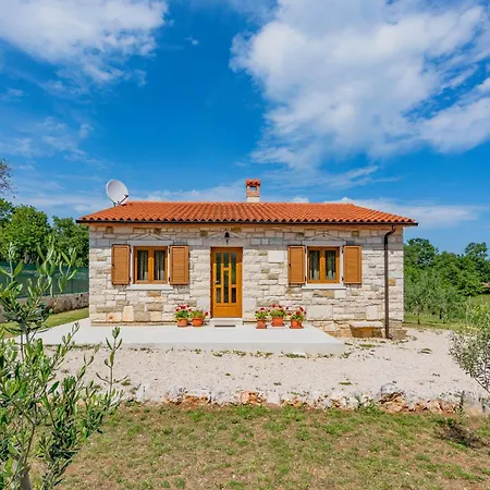 Beautiful Home In Zminj With Kitchen * Žminj