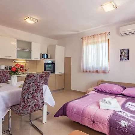 Ferienhaus Beautiful Home In Zminj With Kitchen